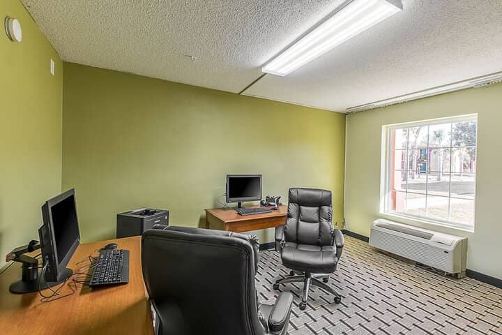 Business Center 61 of 71