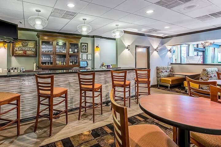 Lounge 54 of 71